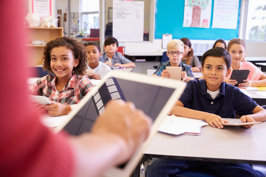 enfants à l'école bilingue 